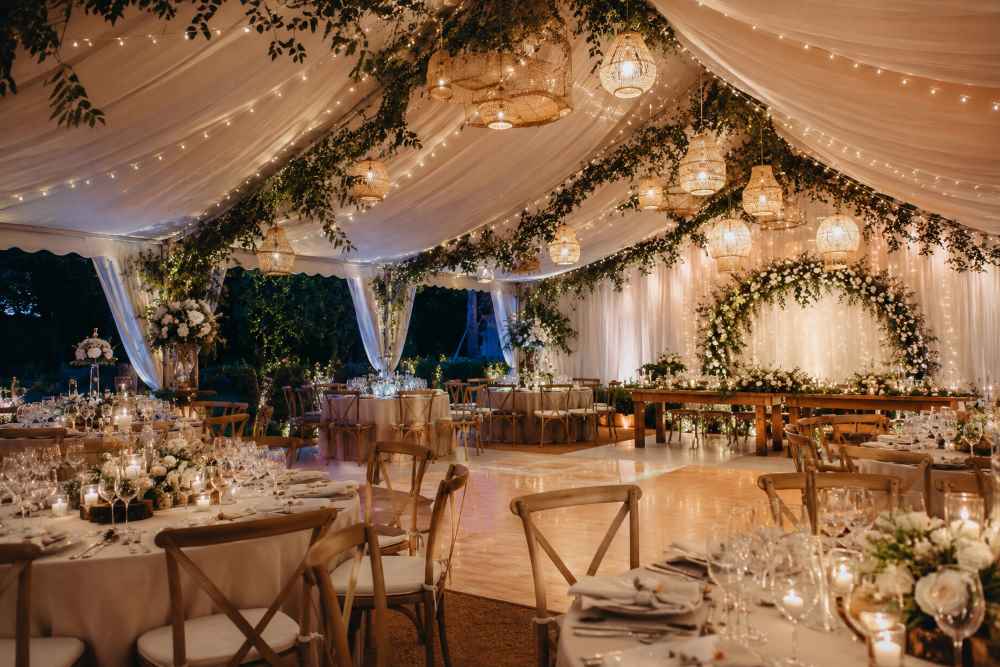 Décoration de mariage sous tente : idées, tendances et conseils